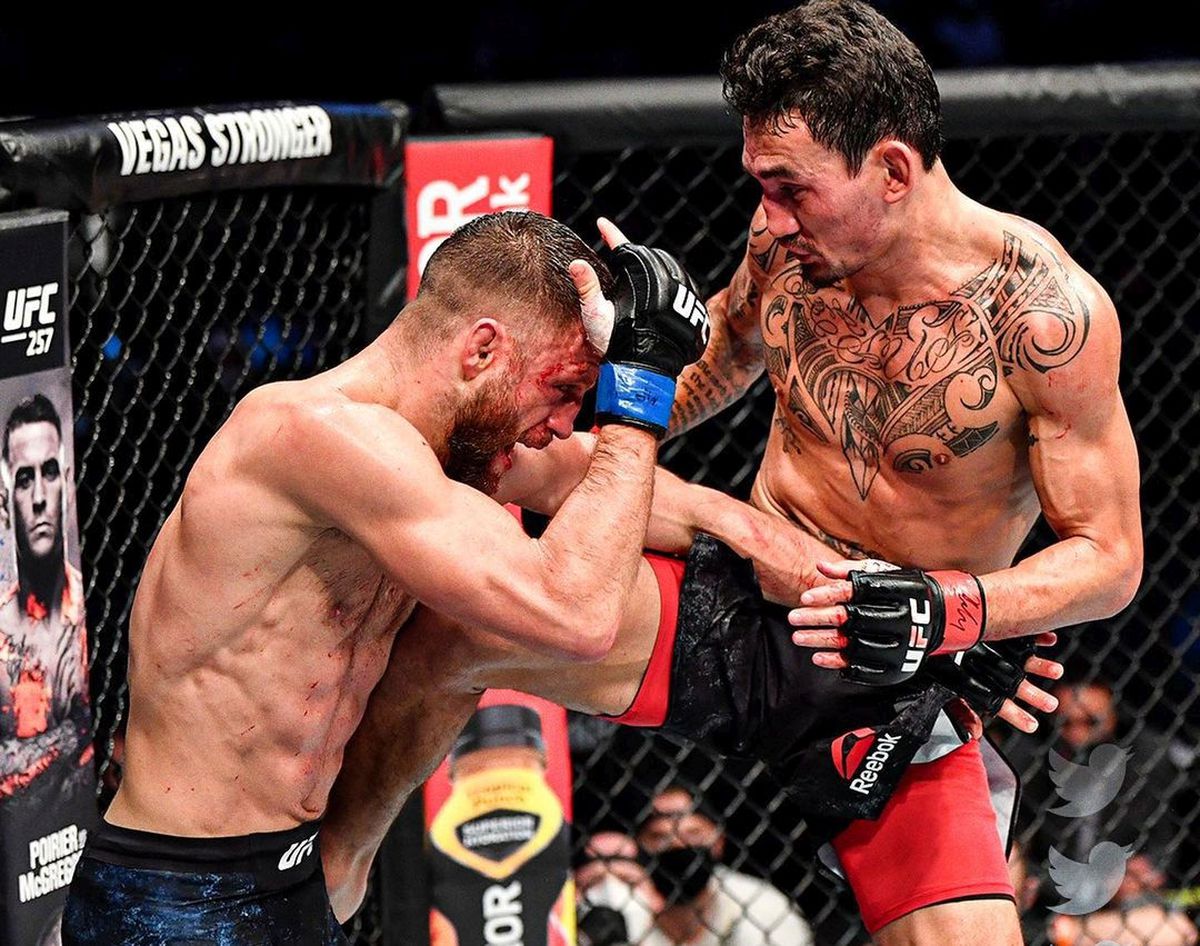 VIDEO + FOTO Luptă istorică în UFC! Max Holloway și-a umplut de sânge adversarul: 141 de lovituri într-o singură rundă! Cum l-a umilit în final