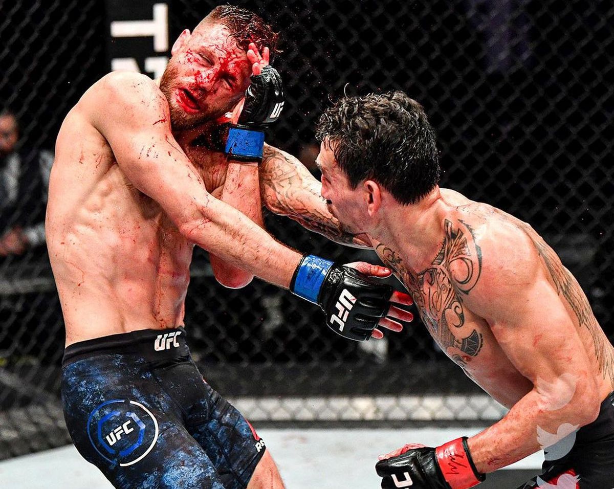 VIDEO + FOTO Luptă istorică în UFC! Max Holloway și-a umplut de sânge adversarul: 141 de lovituri într-o singură rundă! Cum l-a umilit în final