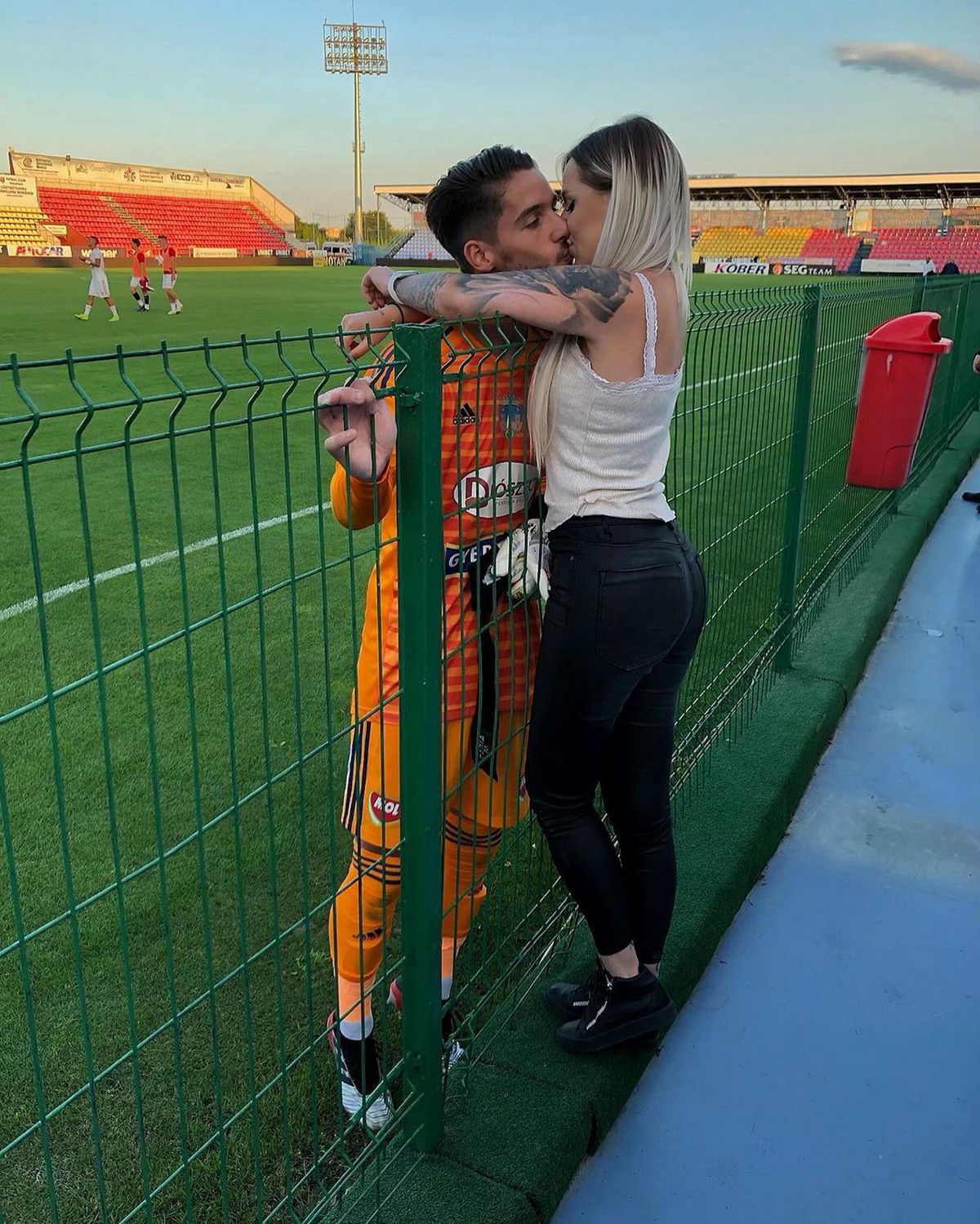 Soția lui Roland Niczuly intervine dur în scandalul cu Dorinel Munteanu la Sepsi: „Așa-spusa Generație de Aur. Au fost prin 1700 toamna cineva” » A primit o replică tăioasă