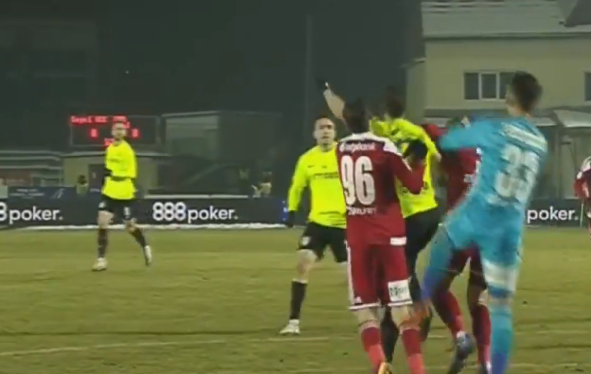 5 minute de urlete și groază în Sepsi - CFR Cluj! Meci oprit de Hațegan: ambulanța a intrat pe gazon