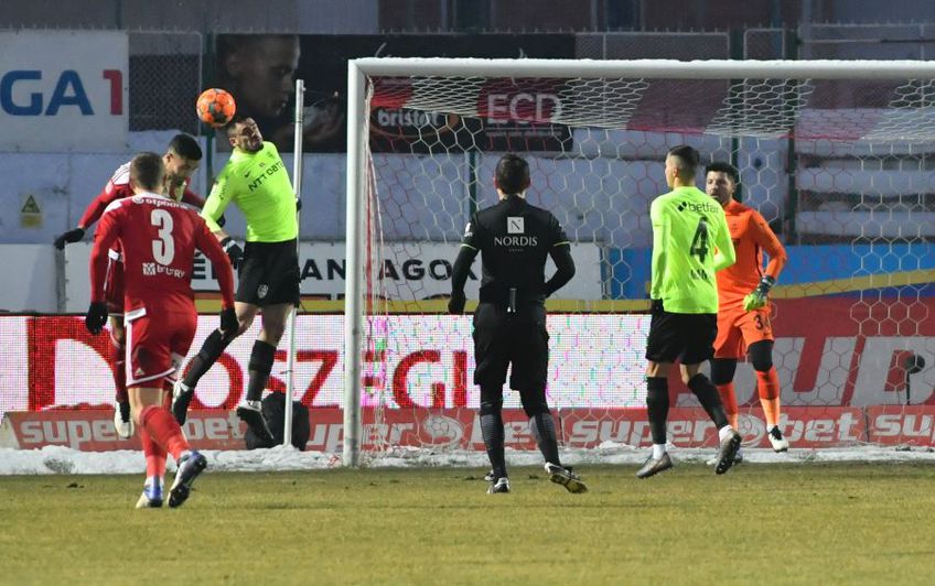 După Sepsi - CFR Cluj 0-1, Andrei Burcă (27 de ani, fundaș central) a tras un semnal de alarmă în privința jocului modest practicat de campioană în prima repriză.