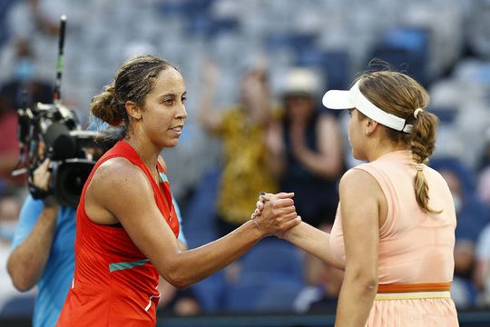 Sofia Kenin, felicitată de Madison Keys la finalul meciului / Sursă foto: Guliver/Getty Images