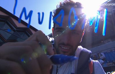 „Imodium!” » Chinuit de dureri, unul dintre favoriții de la Australian Open a avut puterea să glumească. Mesajul scris pe cameră