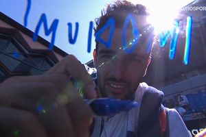 „Imodium!” » Chinuit de dureri, unul dintre favoriții de la Australian Open a avut puterea să glumească. Mesajul scris pe cameră