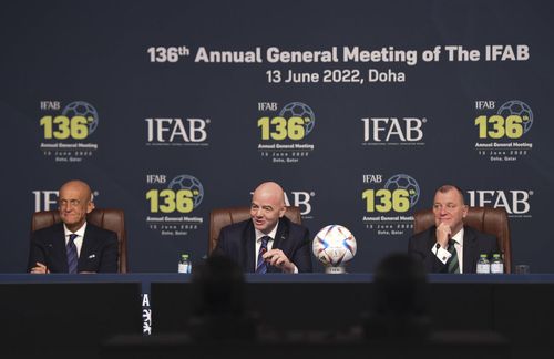 IFAB va aduce în discuție, la întâlnirea anuală organizată la Londra, alături de mai mulți reprezentanți ai FIFA, miercuri, problema timpului de joc pierdut în timpul meciurilor din întreaga lume.
Foto: Imago