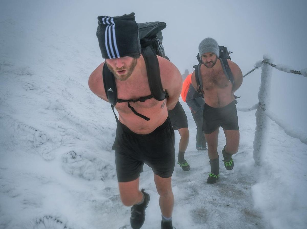 Schimbare radicală pentru un fost campion mondial » Drumeție la bustul gol pe un frig de -19 grade!