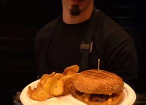 Burgerul „Drăgușin” » Fratele lui Radu Drăgușin a creat mâncarea cu numele fundașului lui Tottenham + Care este rețeta
