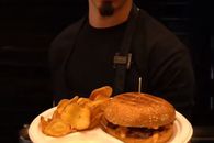 Burgerul „Drăgușin” » Fratele lui Radu Drăgușin a creat mâncarea cu numele fundașului lui Tottenham + Care este rețeta