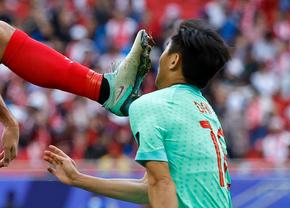 Intrare brutală la Cupa Asiei » Arbitrul n-a arătat nici măcar un cartonaș galben