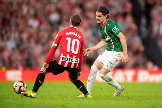 Ianis Hagi, față în față cu Iker Muniain, căpitanul lui Athletic Bilbao Foto: Twitter Alaves