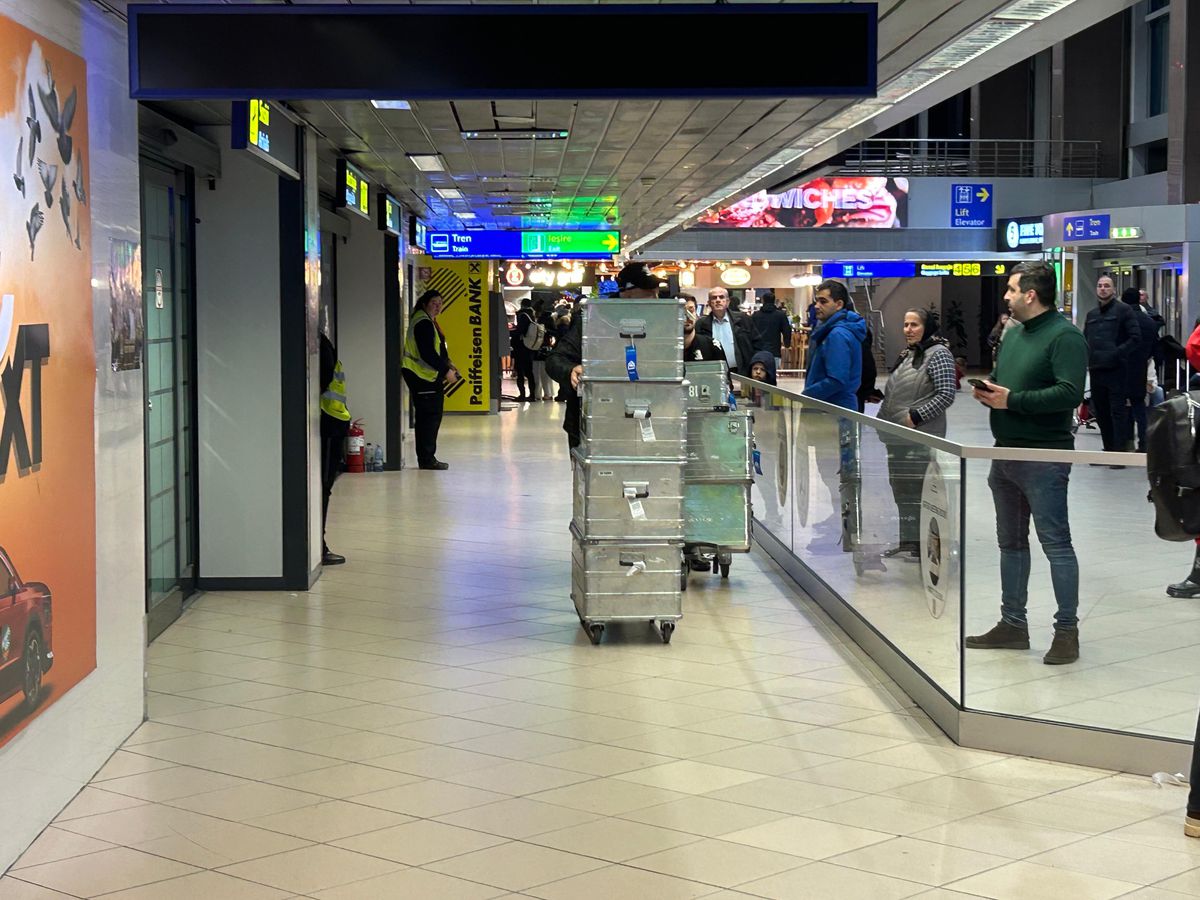 Alexandru Pașcanu a ajuns în România și a făcut show pe aeroport: „Ce căutați aici?! A început Liga 1, eu am rămas să fac cumpărături”