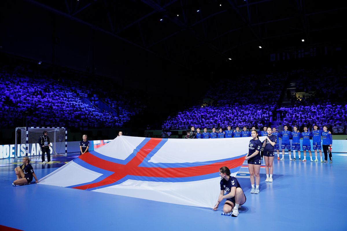 10% din cetățeni au părăsit țara și au umplut o sală la peste 1000 km distanță!