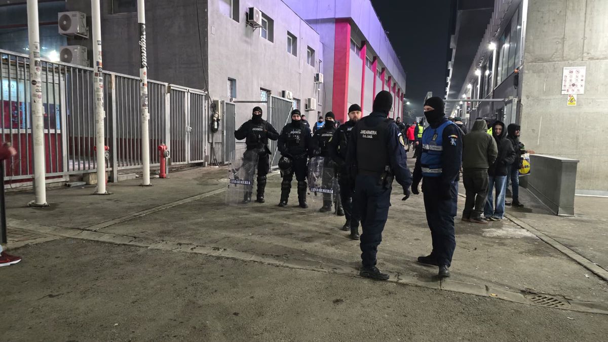Jandarmeria, în alertă la Rapid - Metaloglobus » Peluza Nord a intrat cu „scutierii”: detaliul care a surprins