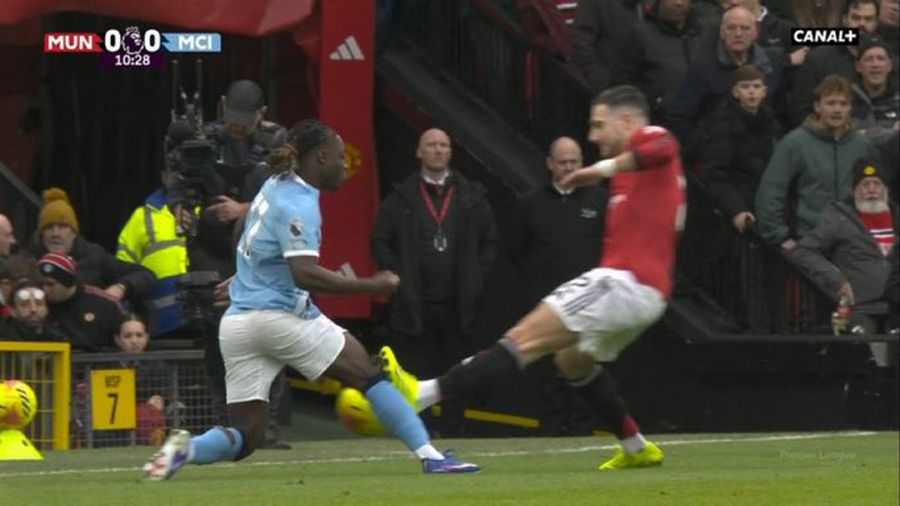 Ce a declarat Guardiola după ce a pierdut derby-ul cu United: „Acel cartonaș roșu ar fi schimbat jocul”