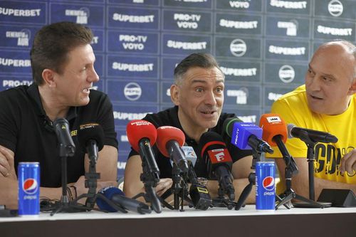 Florin Prunea (dreapta) a comentat revenirea în fotbal a lui Ilie Dumitrescu (centru)