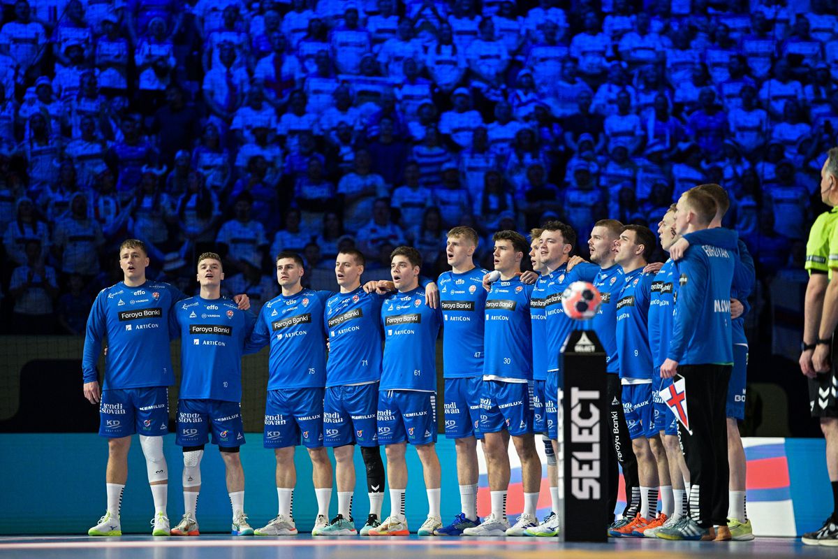 10% din cetățeni au părăsit țara și au umplut o sală la peste 1000 km distanță!