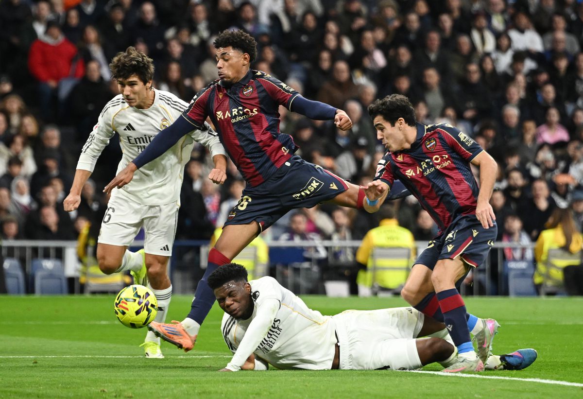 Real Madrid - Levante 2-0 » Fluierături asurzitoare, batiste albe, dar victorie. Filmul zilei pe „Bernabeu”