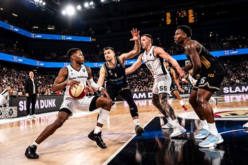 VIDEO Spectacol baschetbalistic în BTarena! U-BT Cluj-Napoca a visat, dar a fost adusă cu picioarele pe pământ de Dubai Basketball