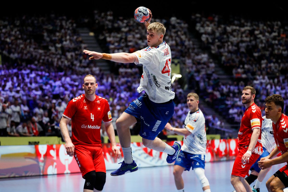 10% din cetățeni au părăsit țara și au umplut o sală la peste 1000 km distanță!