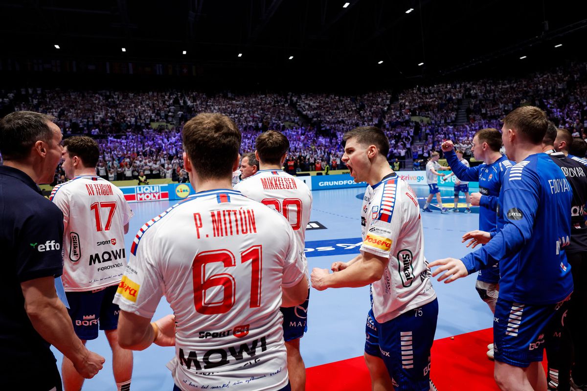 10% din cetățeni au părăsit țara și au umplut o sală la peste 1000 km distanță!