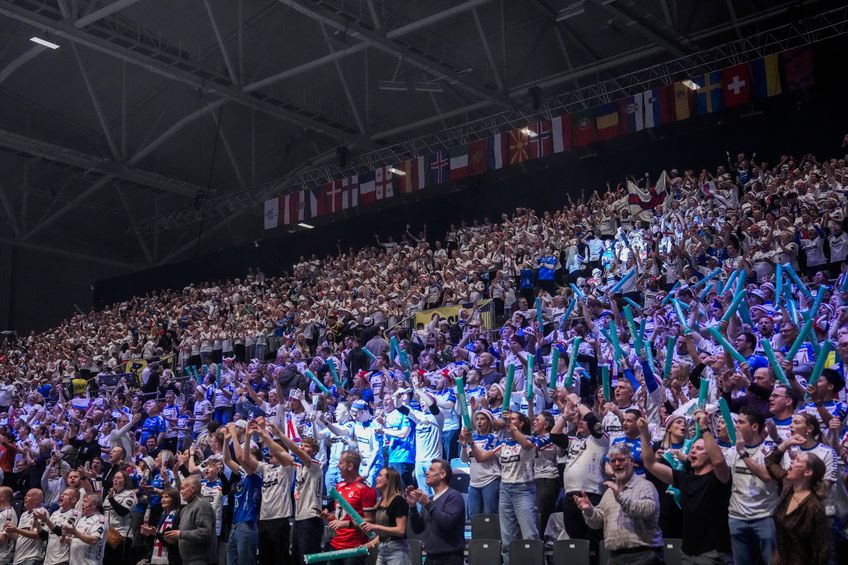 VIDEO + FOTO 10% din cetățeni au părăsit țara și au umplut o sală la peste 1000 km distanță!