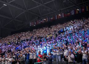 10% din cetățeni au părăsit țara și au umplut o sală la peste 1000 km distanță!