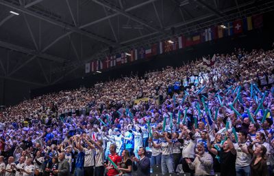 10% din cetățeni au părăsit țara și au umplut o sală la peste 1000 km distanță!