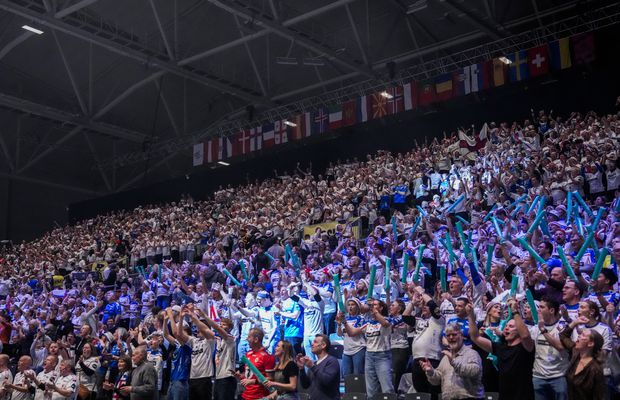 10% din cetățeni au părăsit țara și au umplut o sală la peste 1000 km distanță!