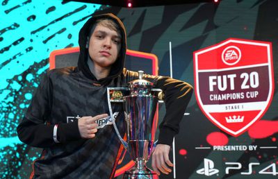 FIFA 20 // Cadoul perfect pentru iubit de Ziua Îndrăgostiților: un curs cu cel mai bun jucător de FIFA din lume