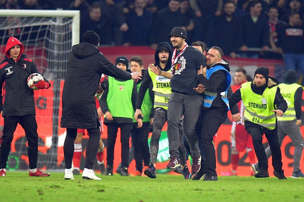 DINAMO - FCSB 2-1 // VIDEO 5 momente care nu s-au văzut la TV: invazia din final, rasism și gesturi provocatoare