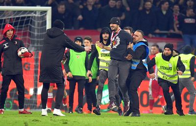DINAMO - FCSB 2-1 // VIDEO 5 momente care nu s-au văzut la TV: invazia din final, rasism și gesturi provocatoare