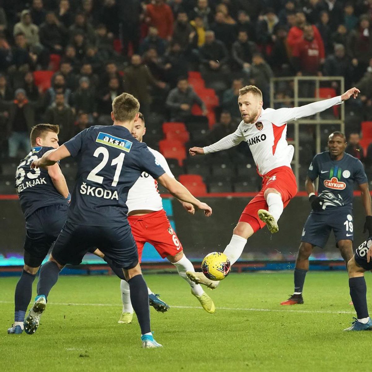 GAZIANTEP - RIZESPOR 2-0 // FOTO Marius Șumudică, victorios și furios! A explodat după ce jucătorul său a ratat două penalty-uri și s-a dus spre vestiare