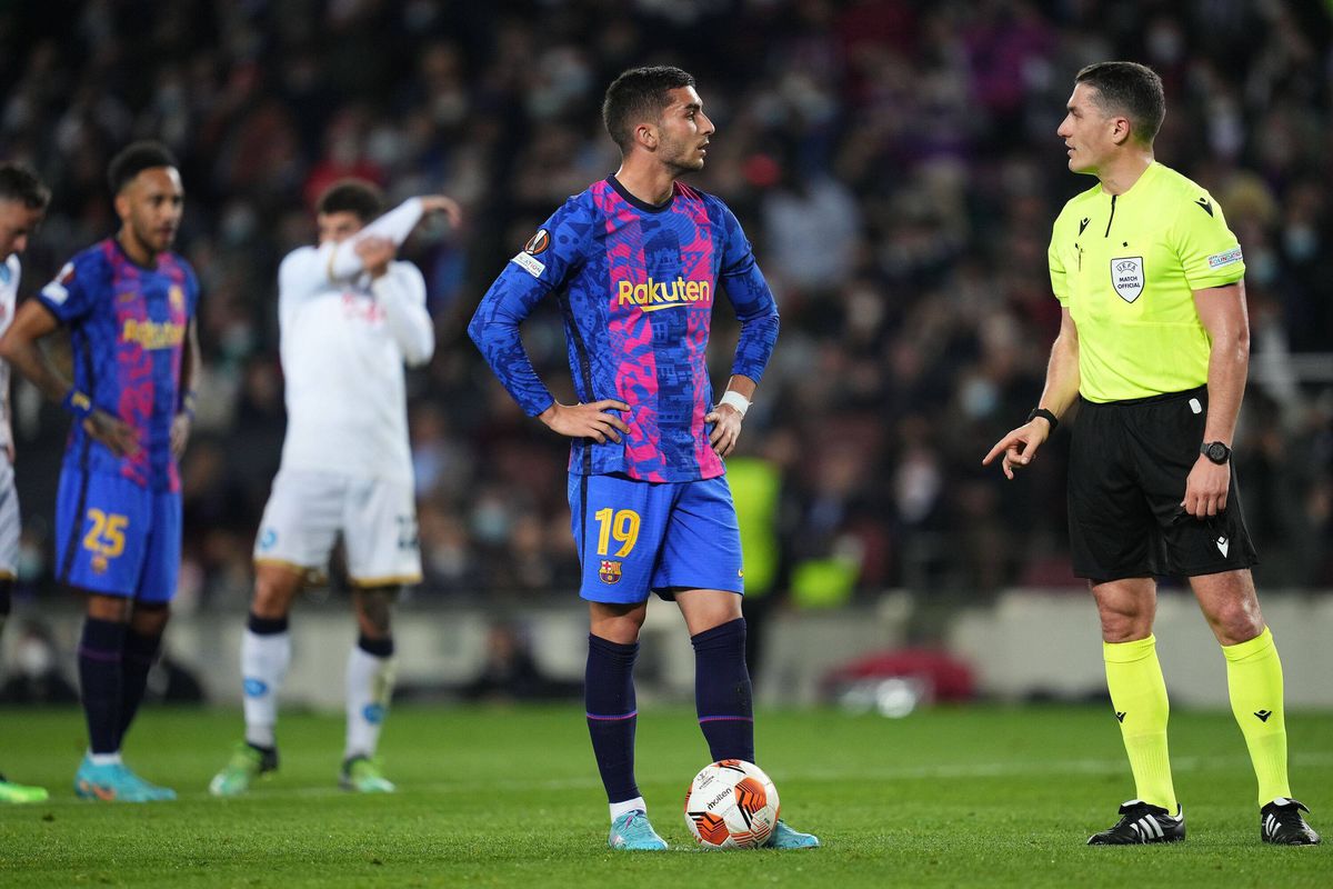 Situație bizară în Barcelona - Napoli » A purtat un tricou diferit față de coechipieri