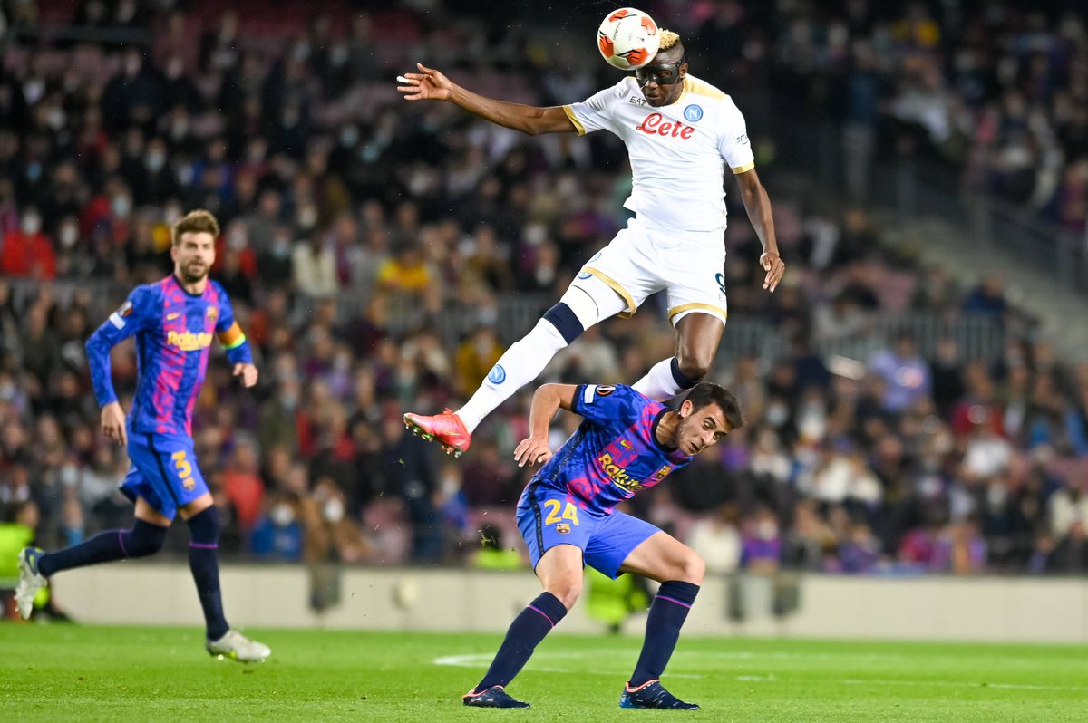 Situație bizară în Barcelona - Napoli » A purtat un tricou diferit față de coechipieri