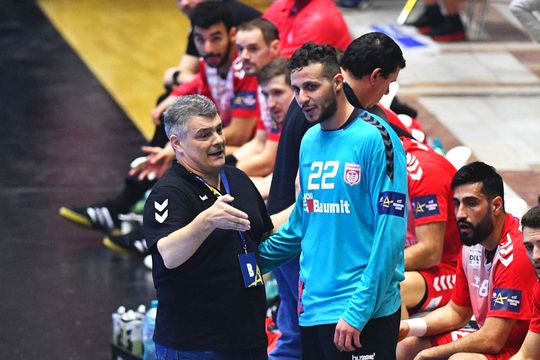 Dinamo a fost învinsă de Barcelona, scor 30-35, în grupa B a Ligii Campionilor la handbal masculin. Valentin Ghionea (37 de ani), extrema dreaptă a campioanei României, crede că experiența superioară a catalanilor a făcut diferența în final.