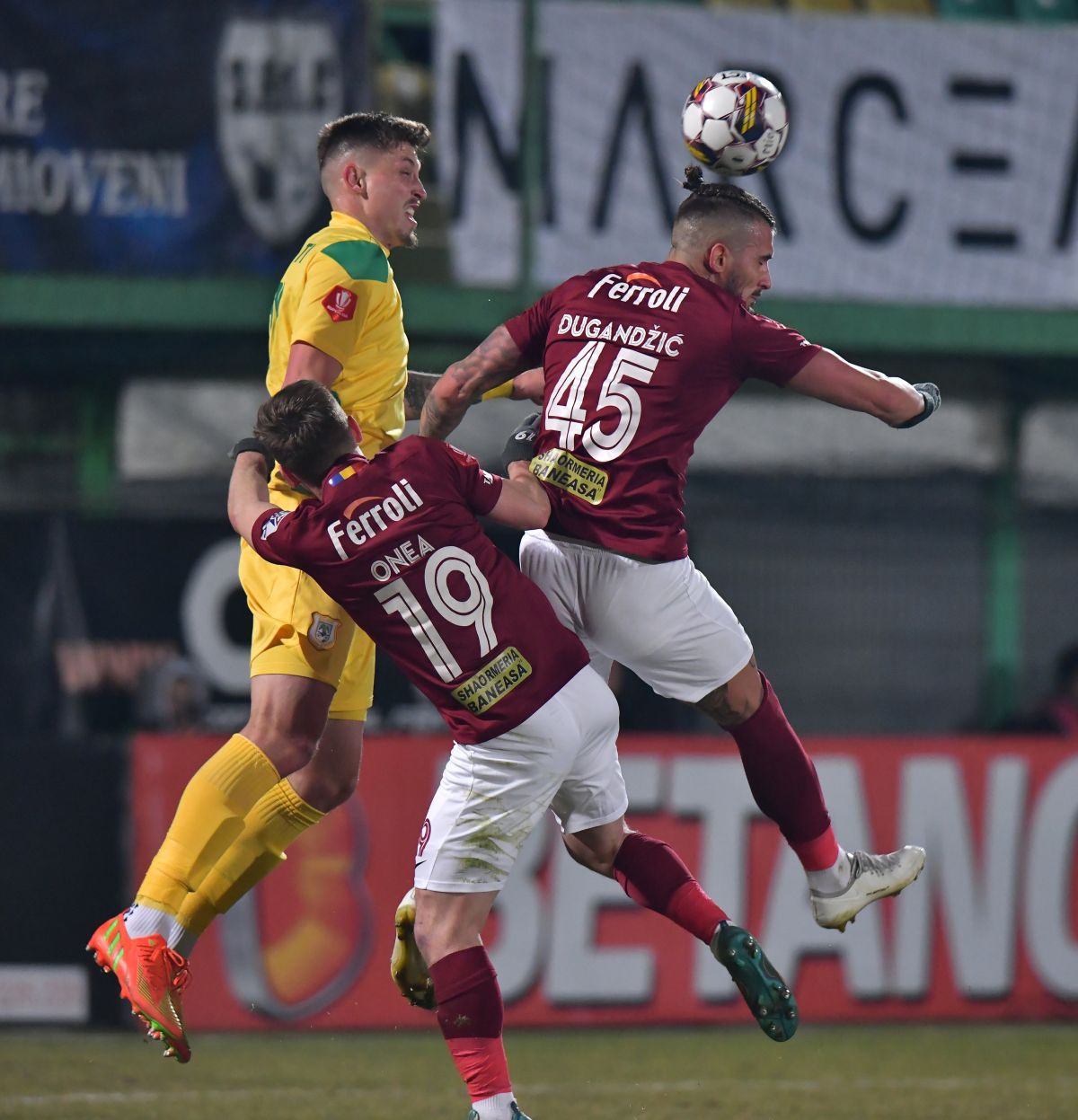 A ratat penalty-ul de 3 puncte și a fost dus de Mutu în fața galeriei » Ce s-a întâmplat după Mioveni - Rapid 0-0