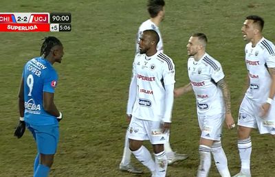 Gest obscen în finalul incendiar din Chindia - U Cluj: „Așa fac italienii”