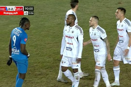 Gestul obscen făcut de Cooper în Chindia - U Cluj/ foto: captură Orange Sport