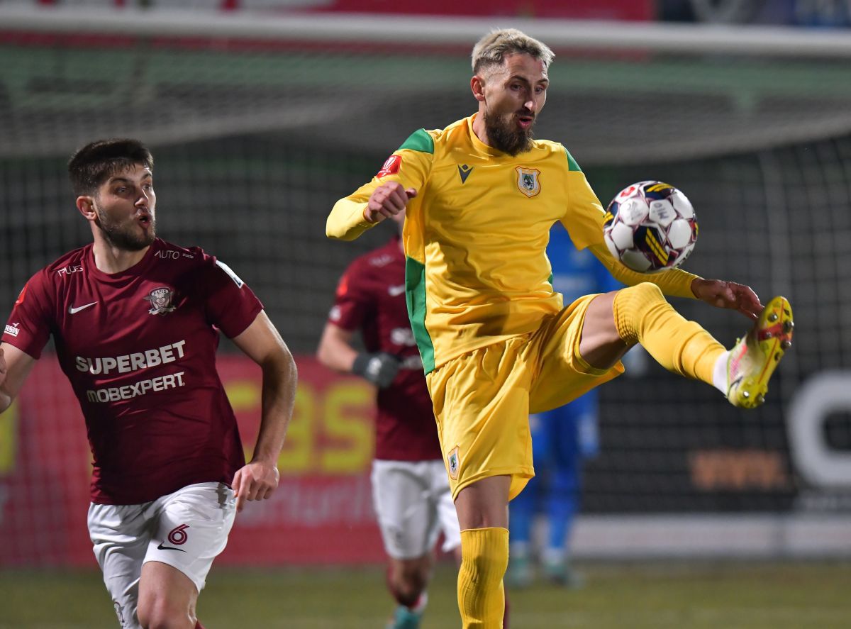 A ratat penalty-ul de 3 puncte și a fost dus de Mutu în fața galeriei » Ce s-a întâmplat după Mioveni - Rapid 0-0