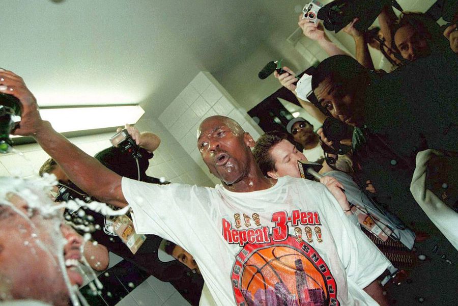 Sărbătoarea cu șampanie de după triumf. Foto: Imago Images „The Last Dance” - odă dedicată marelui Michael Jordan! De ce a durat 20 ani ca să apară cel mai vizionat documentar din istoria Americii + Eșecurile și slăbiciunile supremului GOAT