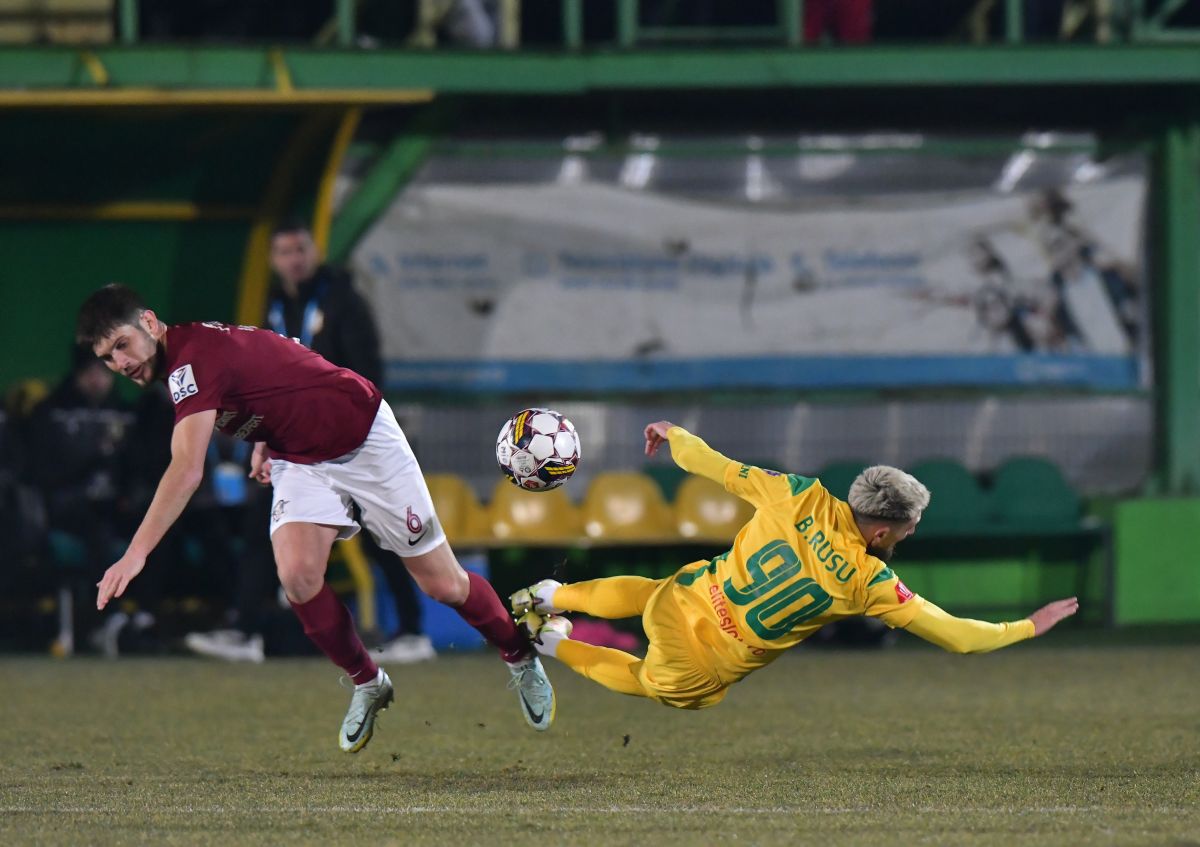 A ratat penalty-ul de 3 puncte și a fost dus de Mutu în fața galeriei » Ce s-a întâmplat după Mioveni - Rapid 0-0