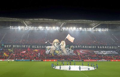 Fanii turci le-au mulțumit salvatorilor români într-o scenografie emoționantă pe stadion