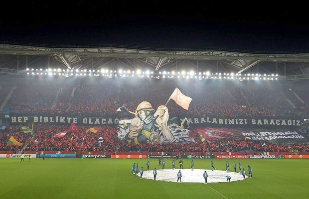 Fanii turci le-au mulțumit salvatorilor români într-o scenografie emoționantă pe stadion