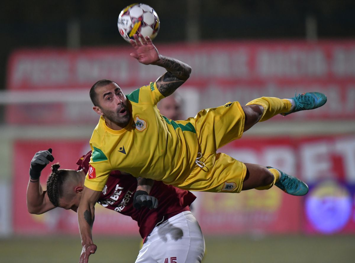 A ratat penalty-ul de 3 puncte și a fost dus de Mutu în fața galeriei » Ce s-a întâmplat după Mioveni - Rapid 0-0