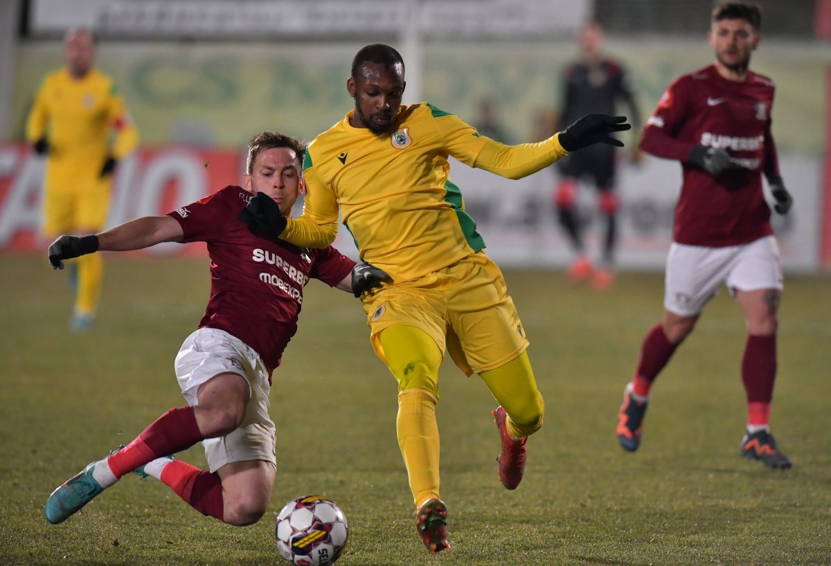 A ratat penalty-ul de 3 puncte și a fost dus de Mutu în fața galeriei » Ce s-a întâmplat după Mioveni - Rapid 0-0