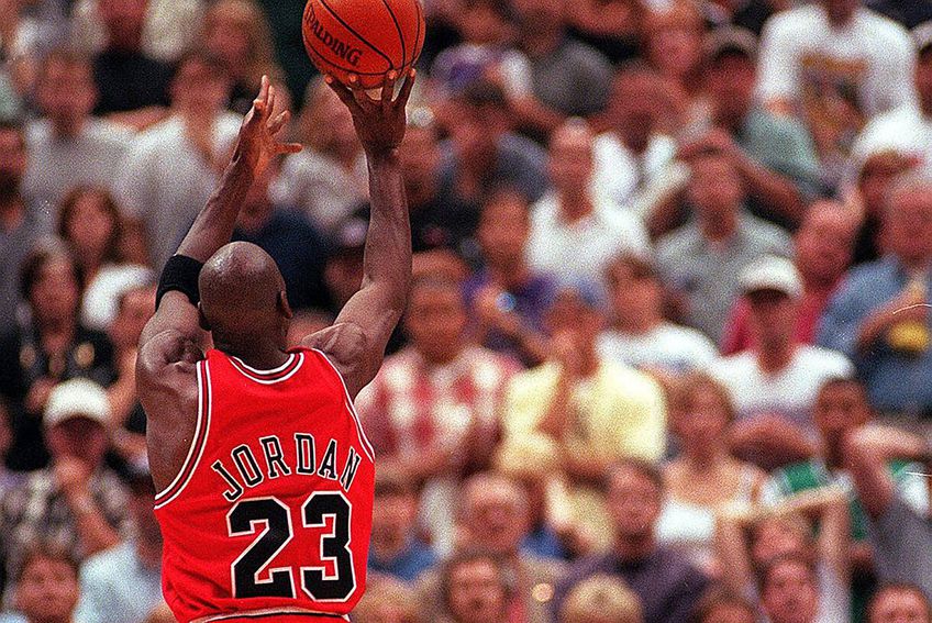 Air Jordan țintind coșul în finala cu Utah Jazz din 1998. FOTO: Imago