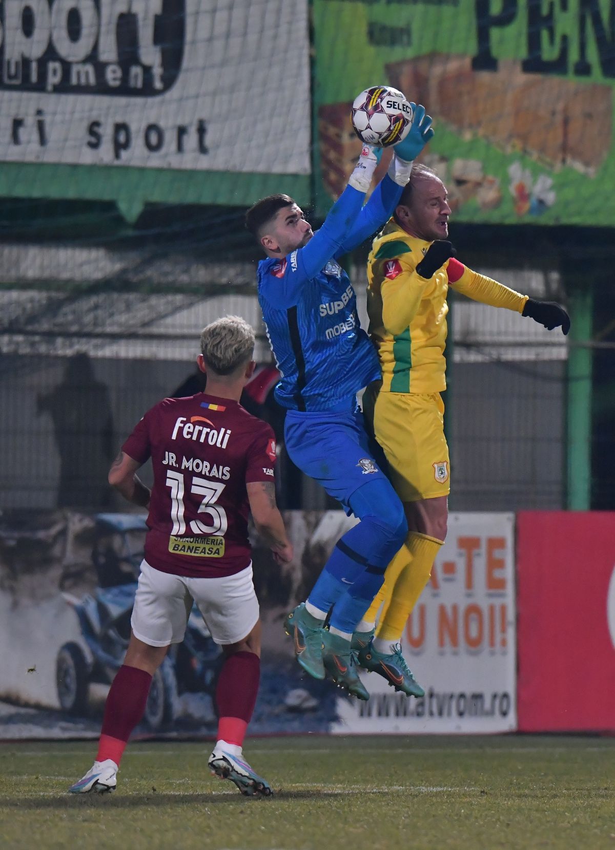 A ratat penalty-ul de 3 puncte și a fost dus de Mutu în fața galeriei » Ce s-a întâmplat după Mioveni - Rapid 0-0