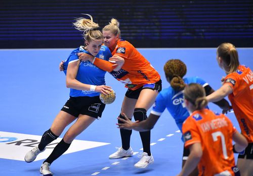 Emilie Arntzen contra apărării de la Odense în meciul tur din Liga Campionilor Foto: Cristi Preda