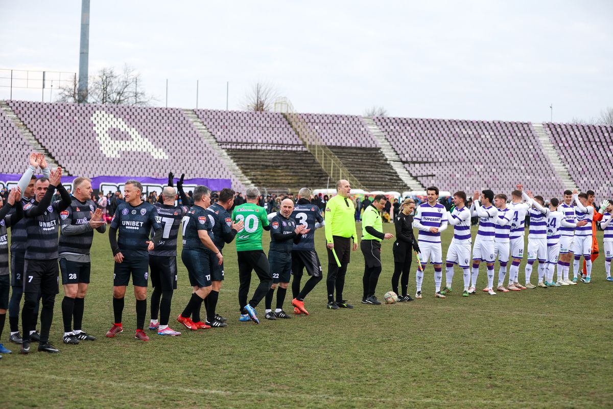 Imagini impresionante în fotbalul românesc! Stadionul istoric „s-a aprins” pentru ultima oară înaintea demolării: „Ne-ai fost casă, cetate”