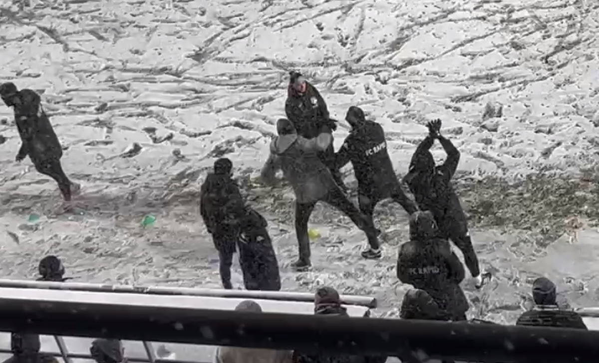 Ce făcea Dan Șucu în timp ce Șumudică era țintit de suporteri și amenința cu demisia » A postat și imaginile